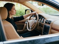 3 errores que cometes al limpiar el volante del coche que lo desgastan antes de tiempo