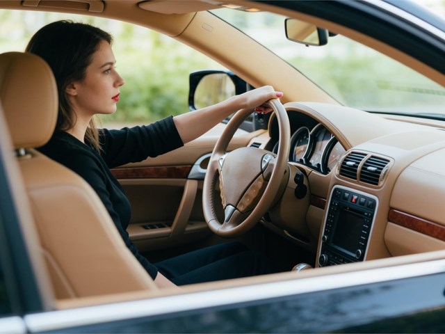 3 errores que cometes al limpiar el volante del coche que lo desgastan antes de tiempo