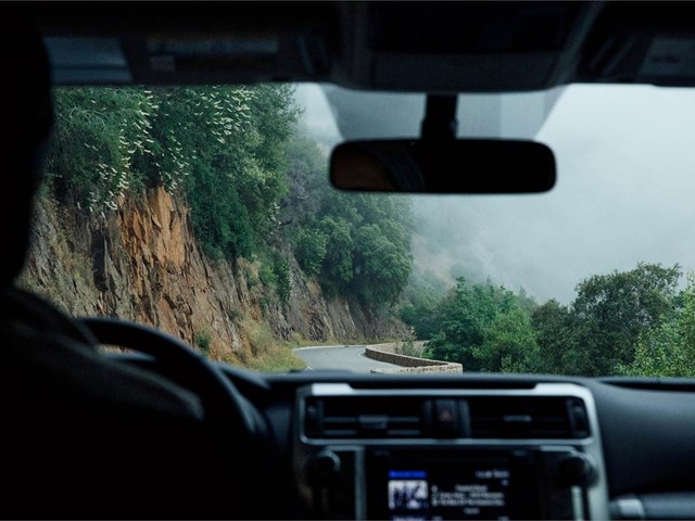 ¡Aumenta tu seguridad en la carretera con el pulido de cristales!