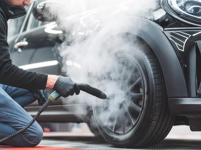 ¿La limpieza a vapor daña los materiales del coche?