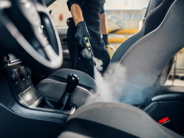 Limpieza de coche a vapor: ¿en qué consiste y cuáles son sus beneficios?